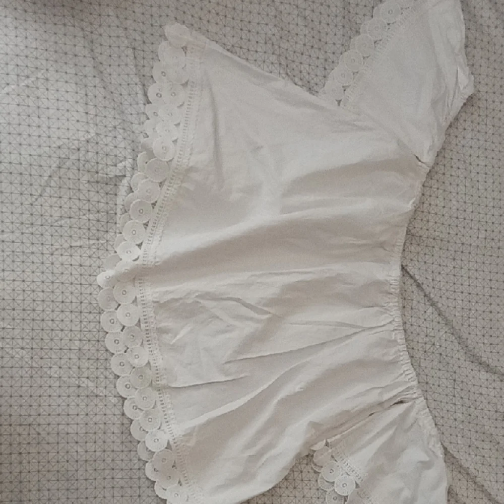 Elegant White Lace Trim Sleepwear Top - Picture 1 of 3